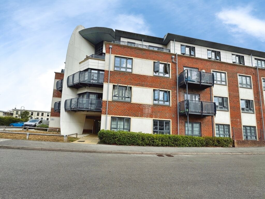 Flat Merlin Road in Rushmoor