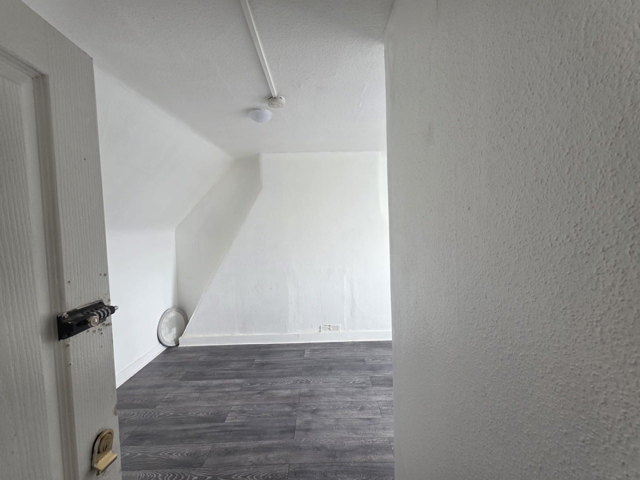 Flat Pinner Road in Greater London