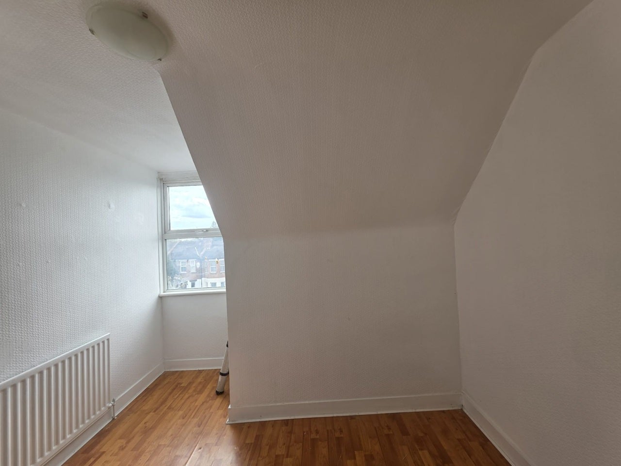 Flat Pinner Road in Greater London