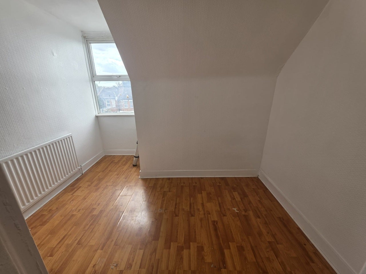 Flat Pinner Road in Greater London