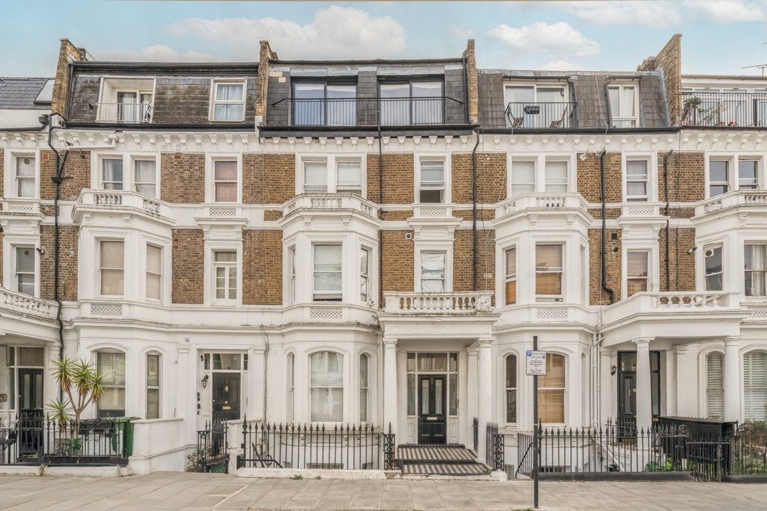 Flat Sinclair Gardens in Greater London