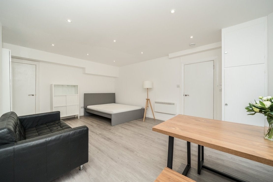Flat Sinclair Gardens in Greater London