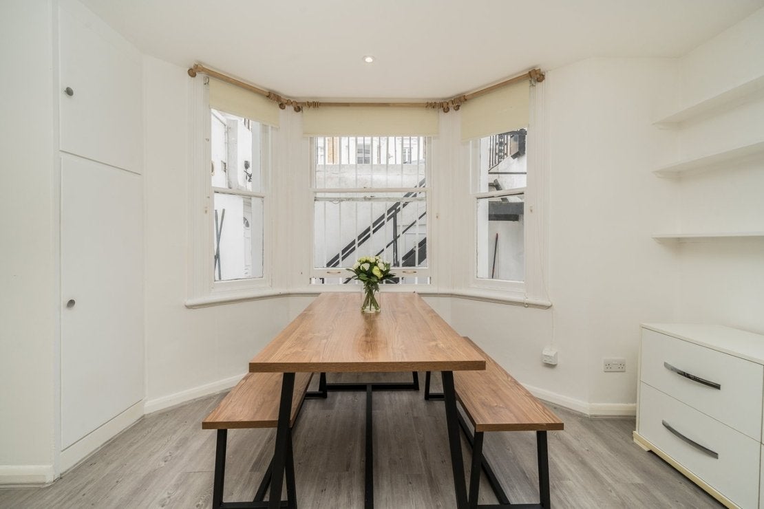Flat Sinclair Gardens in Greater London