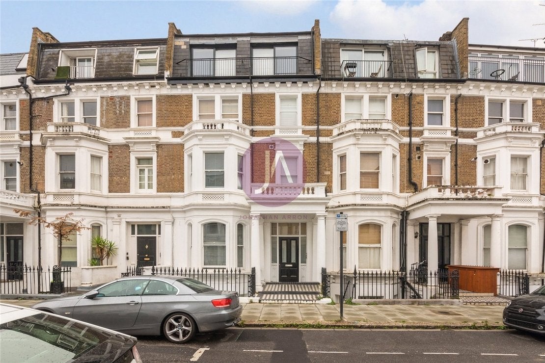 Flat Sinclair Gardens in Greater London