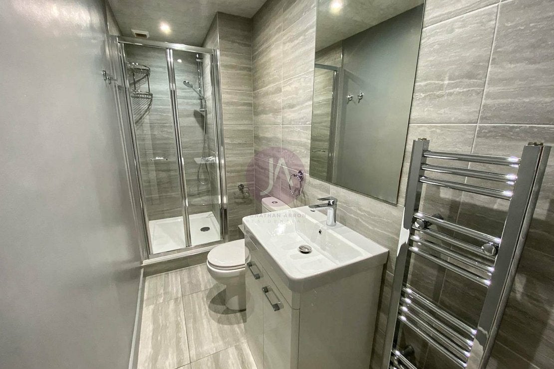 Flat Sinclair Gardens in Greater London
