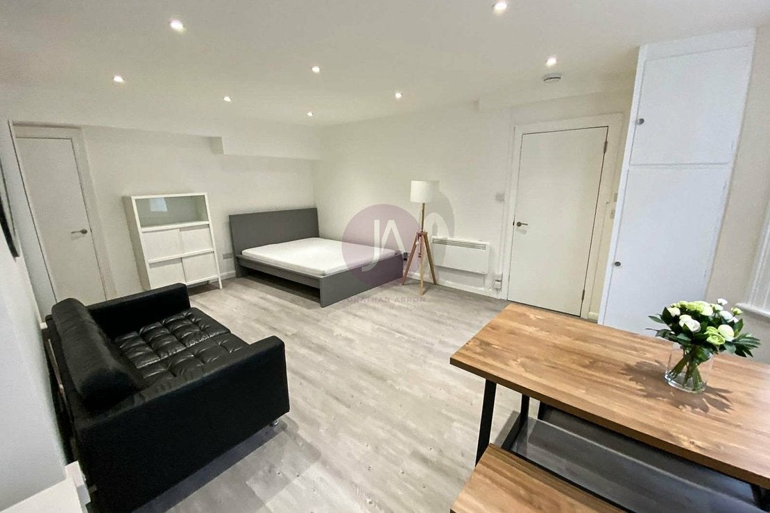 Flat Sinclair Gardens in Greater London