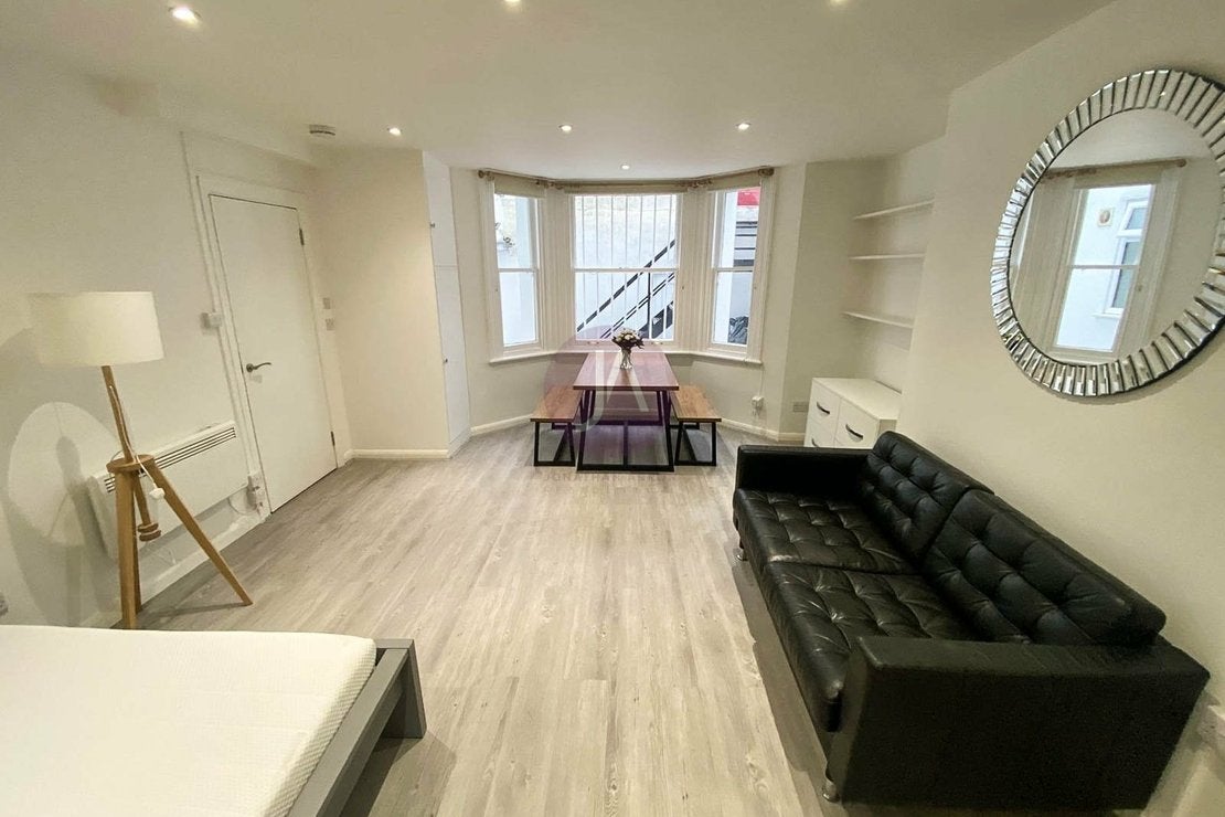 Flat Sinclair Gardens in Greater London