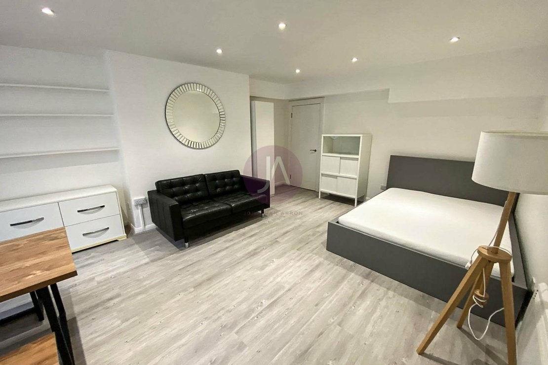 Flat Sinclair Gardens in Greater London