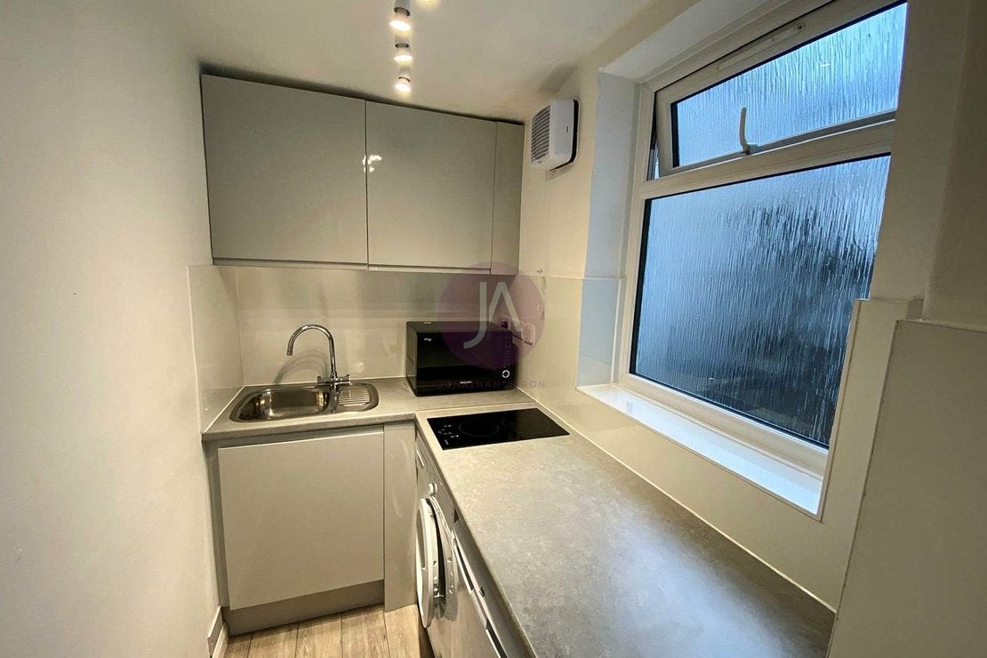 Flat Sinclair Gardens in Greater London