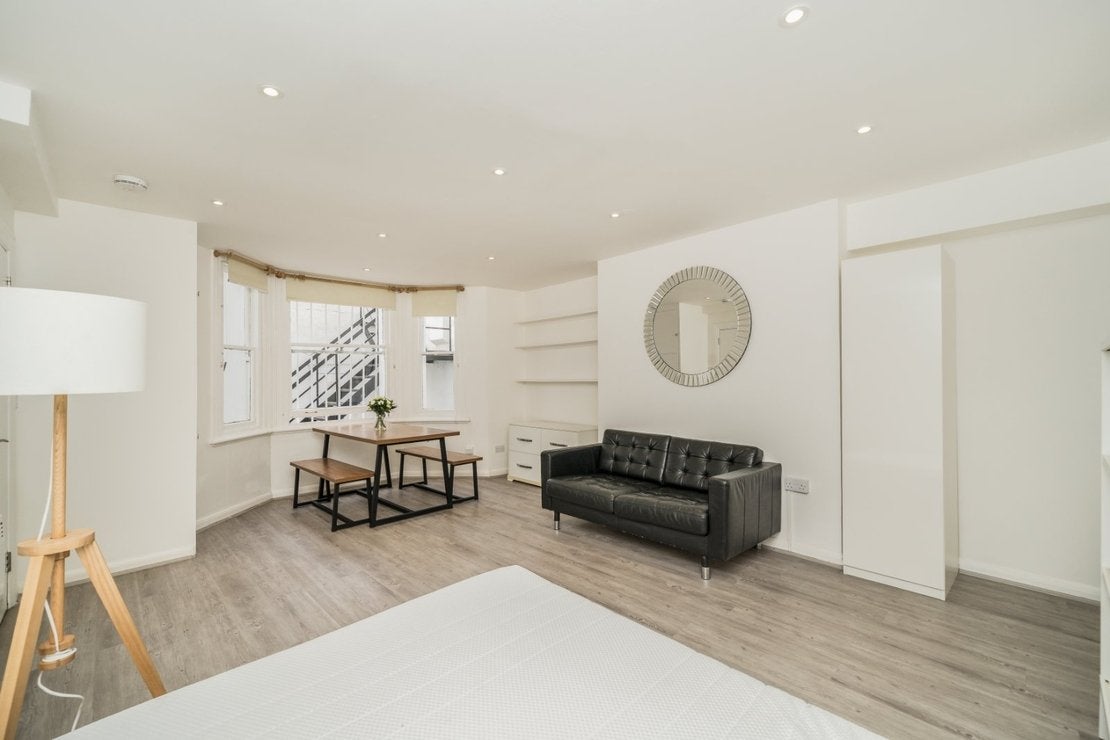 Flat Sinclair Gardens in Greater London