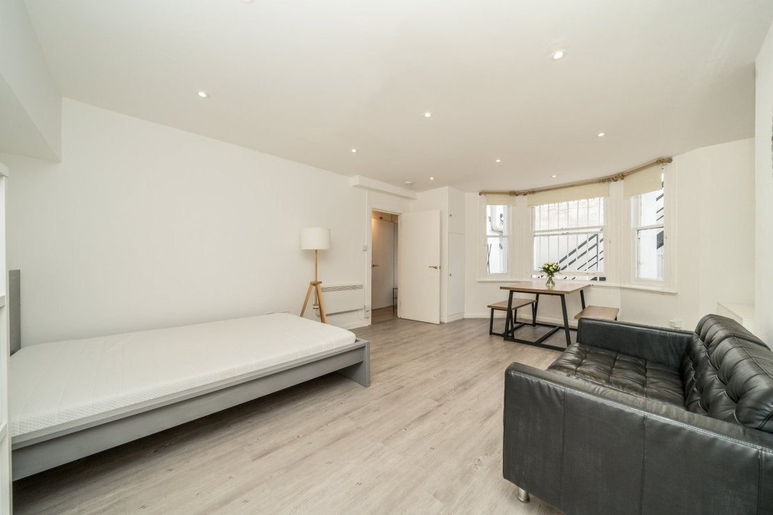 Flat Sinclair Gardens in Greater London