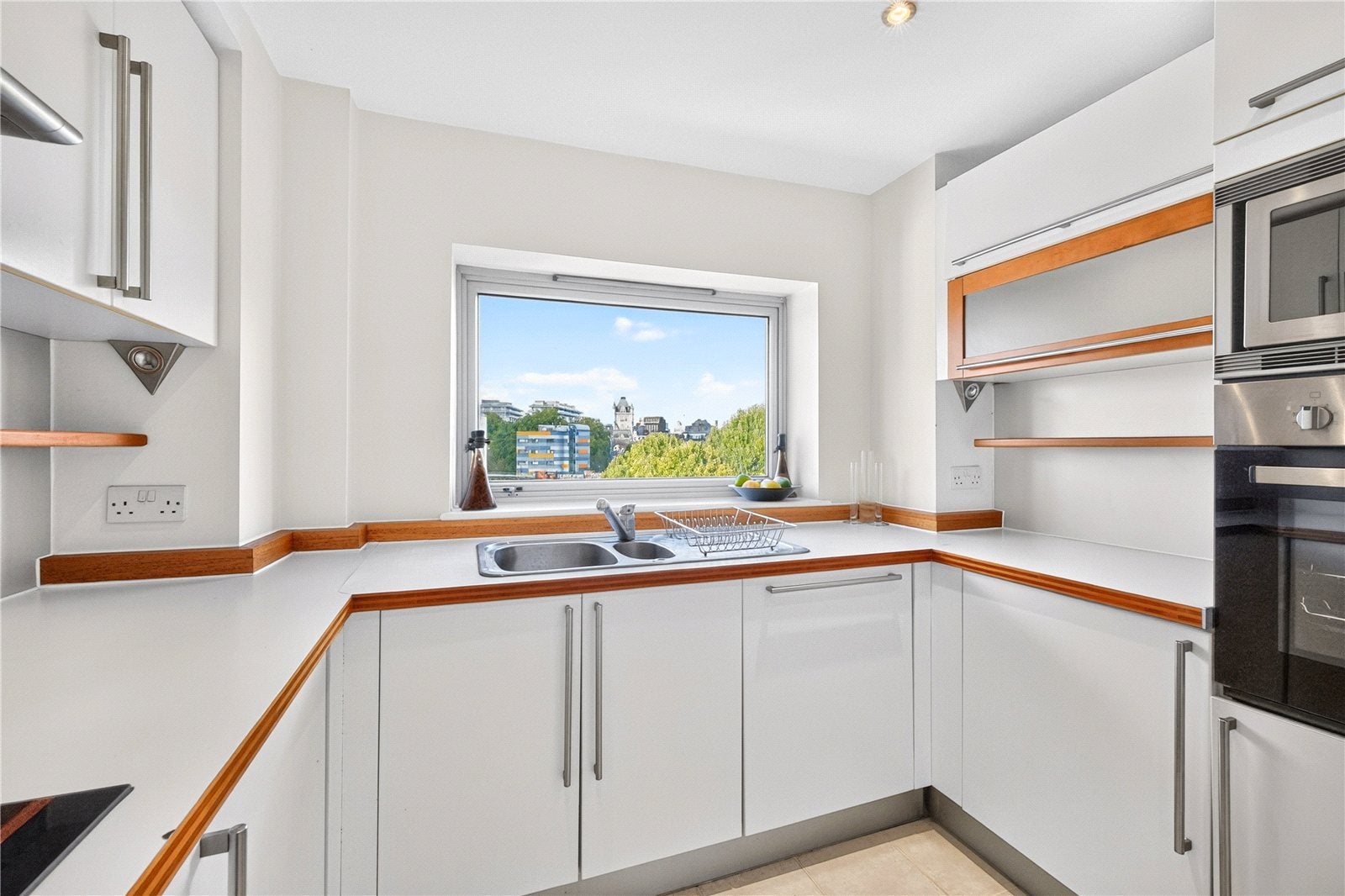 Flat Tanner Street in Greater London