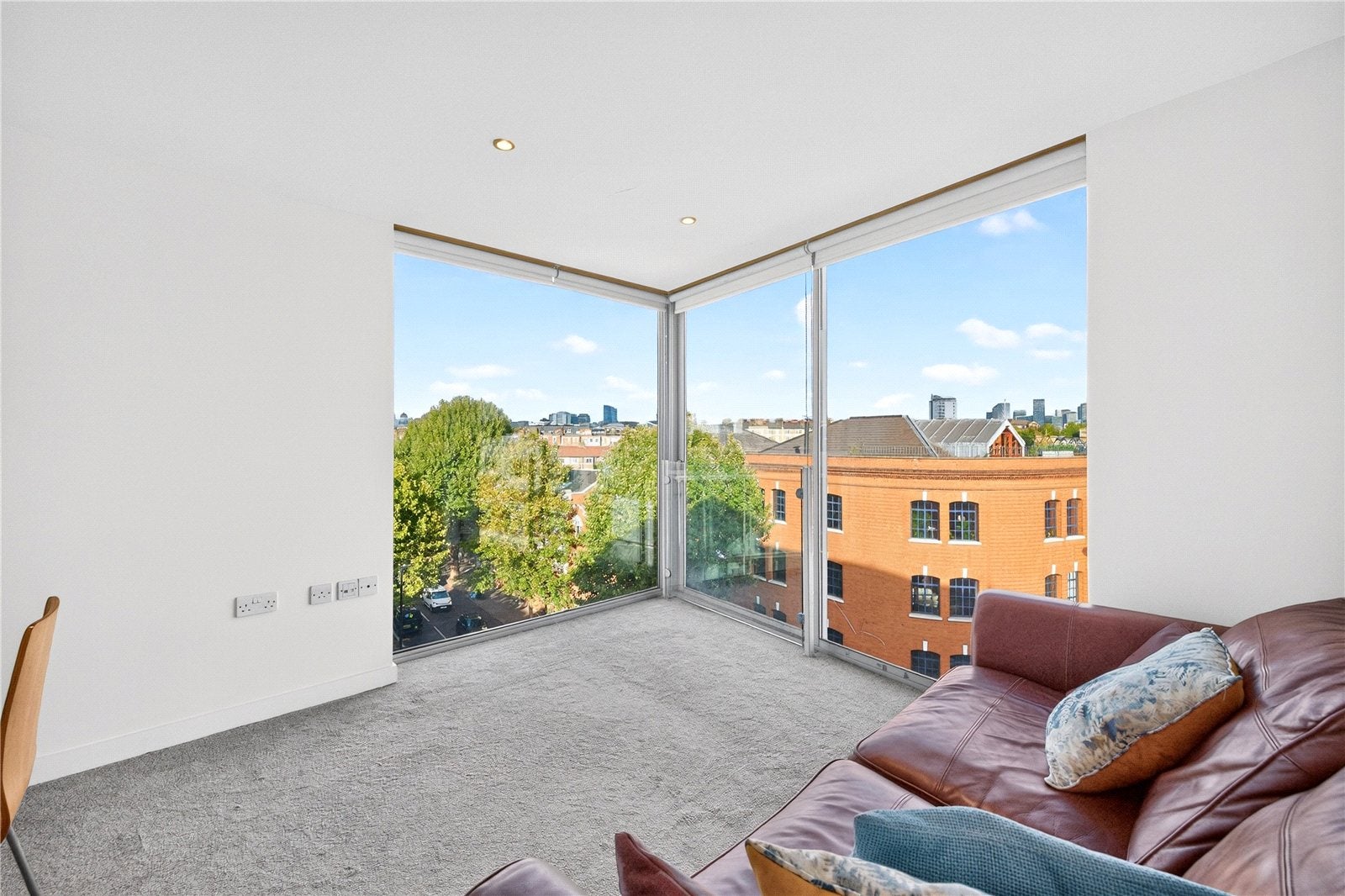 Flat Tanner Street in Greater London