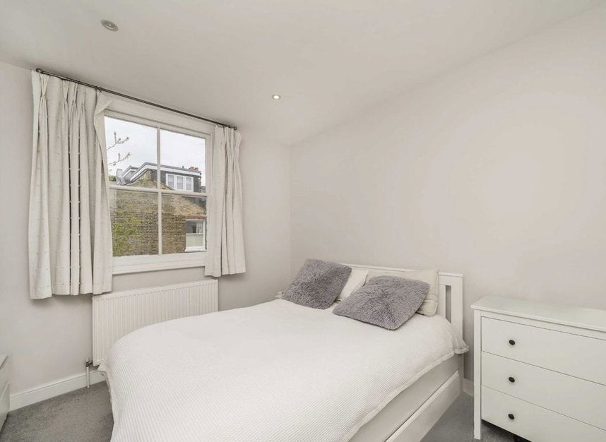 Flat Rowallan Road in Greater London