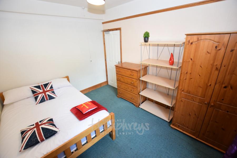 Room Osborne Road in Northampton