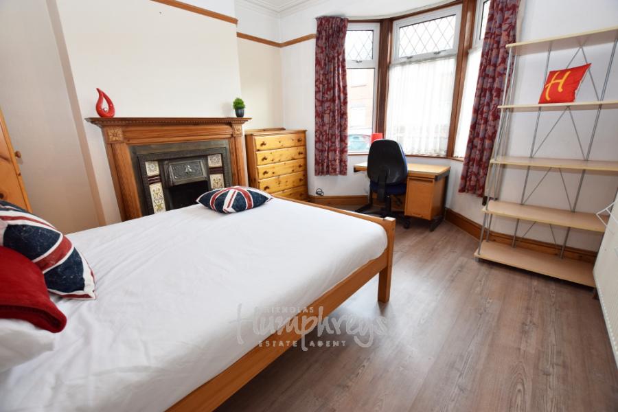 Room Osborne Road in Northampton
