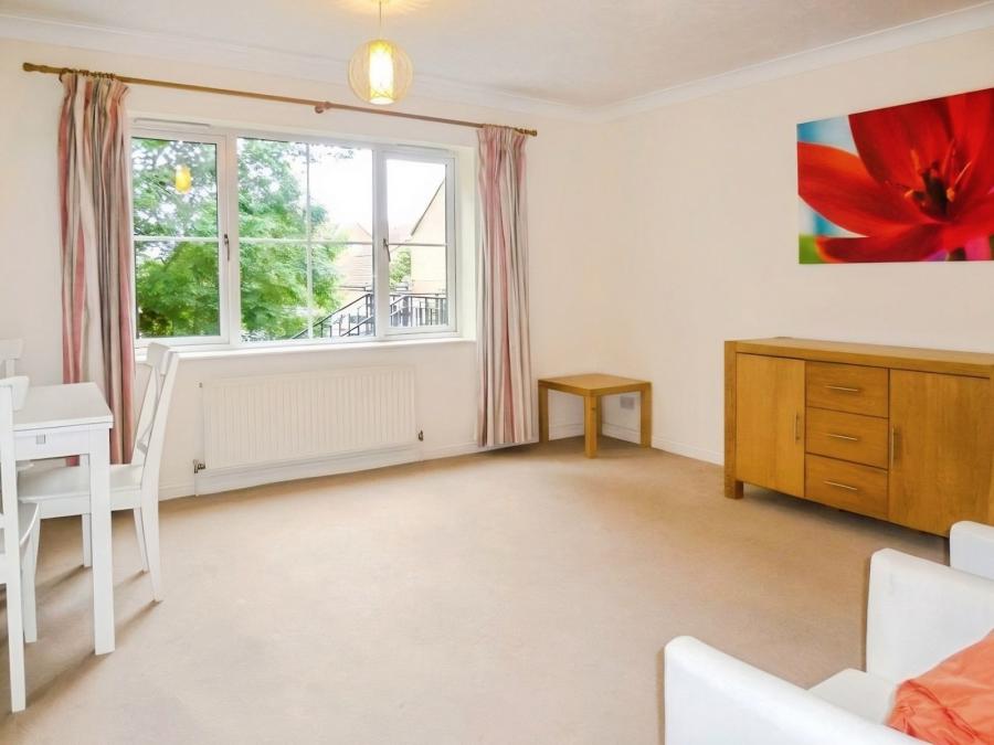 Flat Tamesis Place in Reading