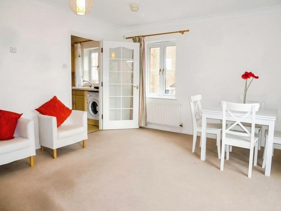 Flat Tamesis Place in Reading