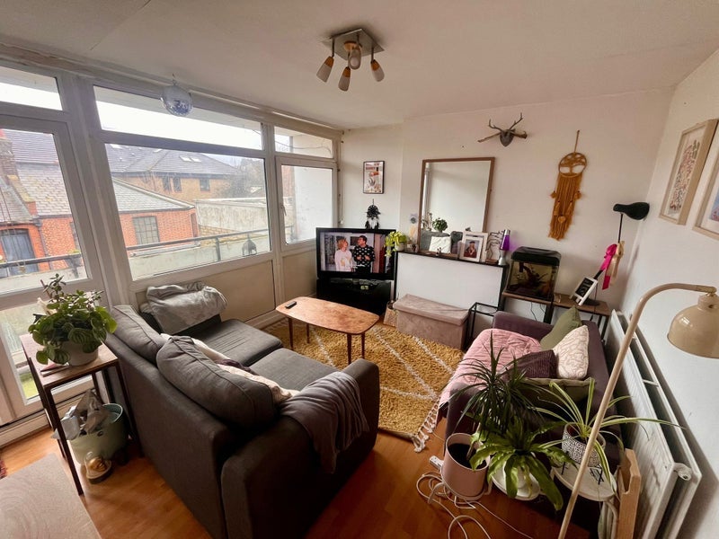 Room Tomlinson Close in Greater London