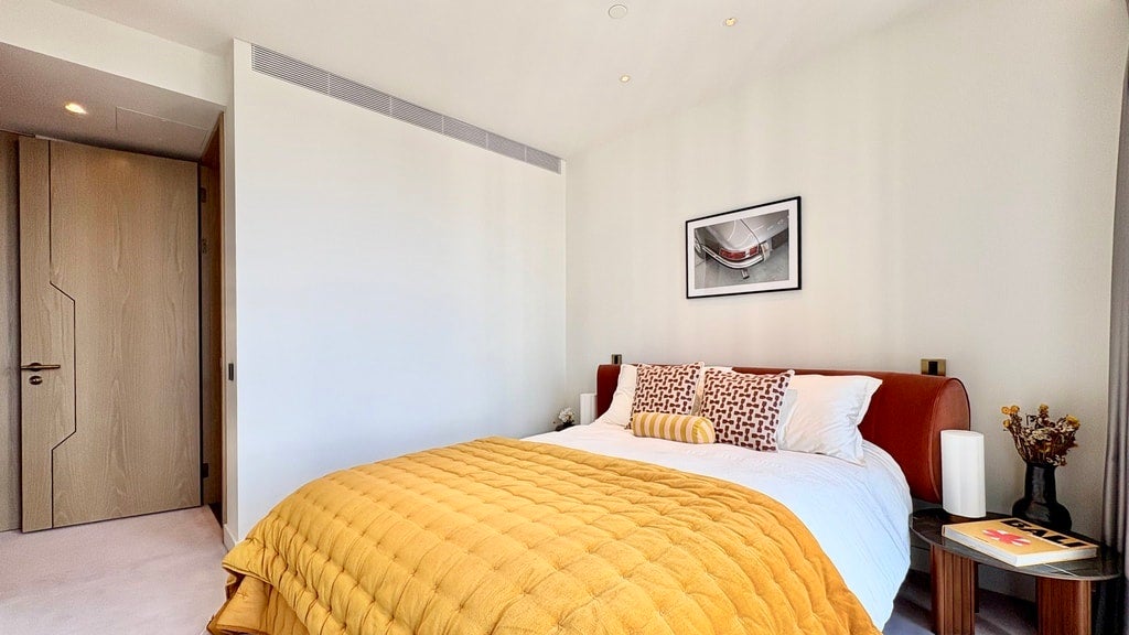 Flat Nine Elms Lane in Greater London