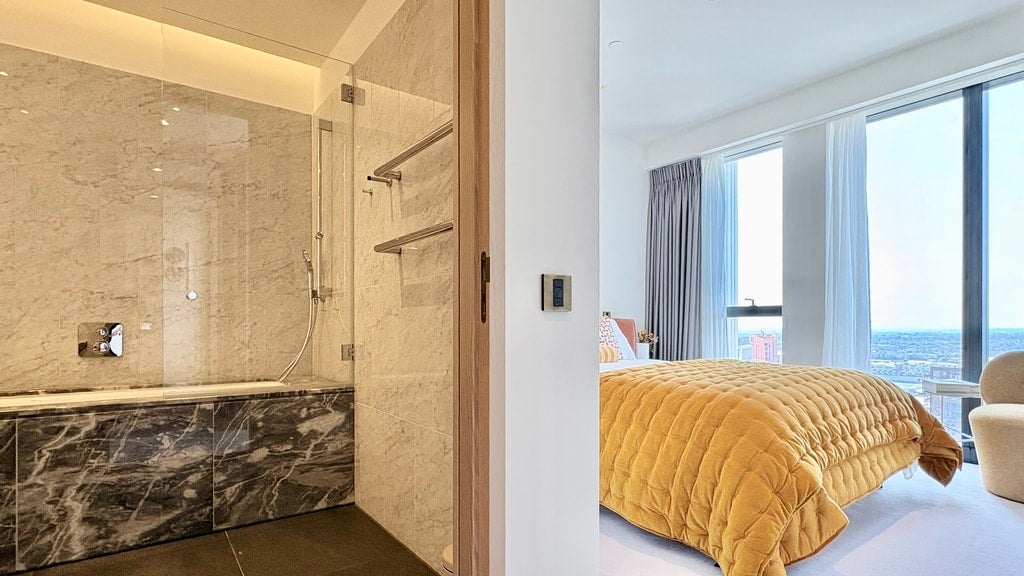 Flat Nine Elms Lane in Greater London