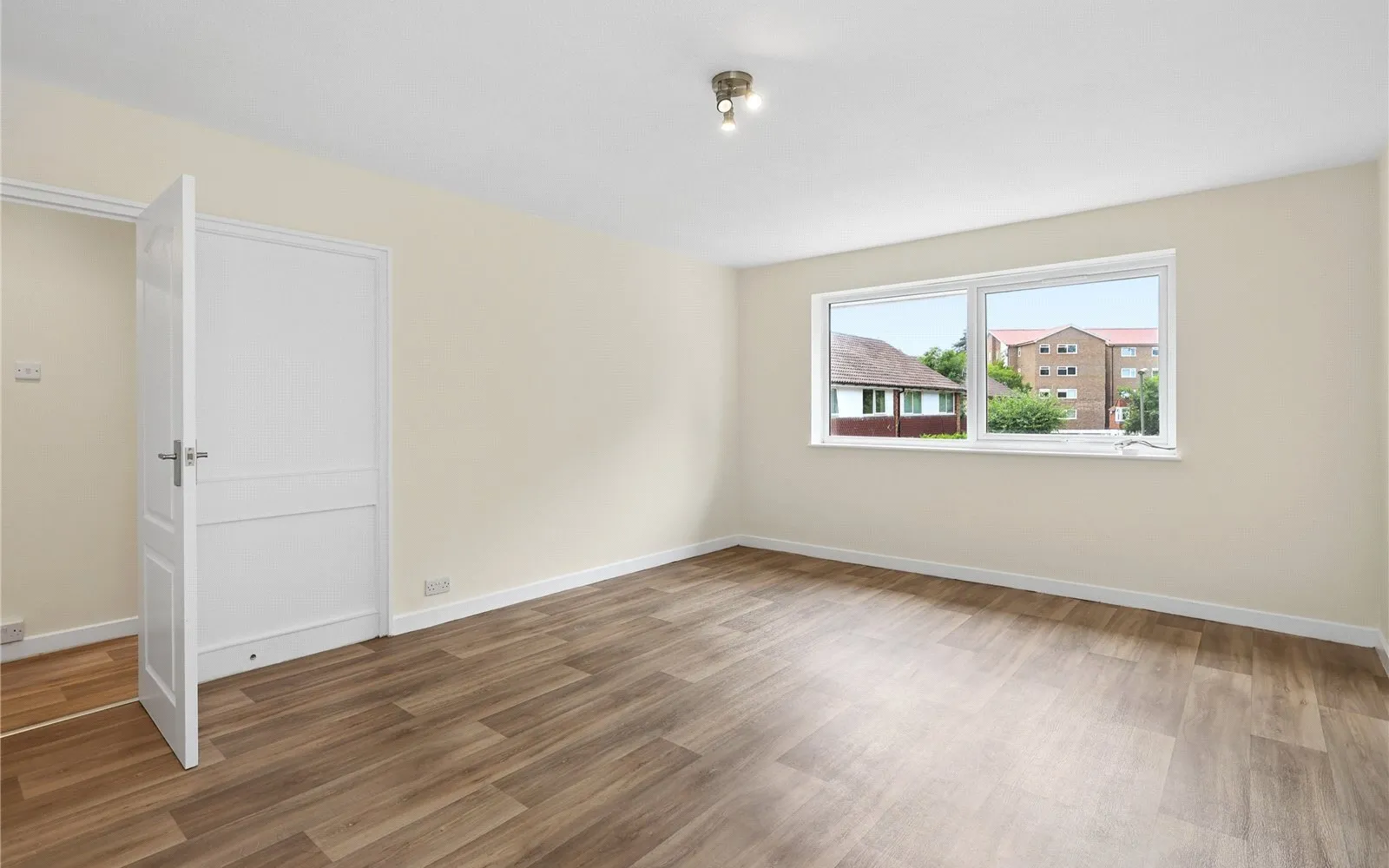 Flat Layton Court in Elmbridge