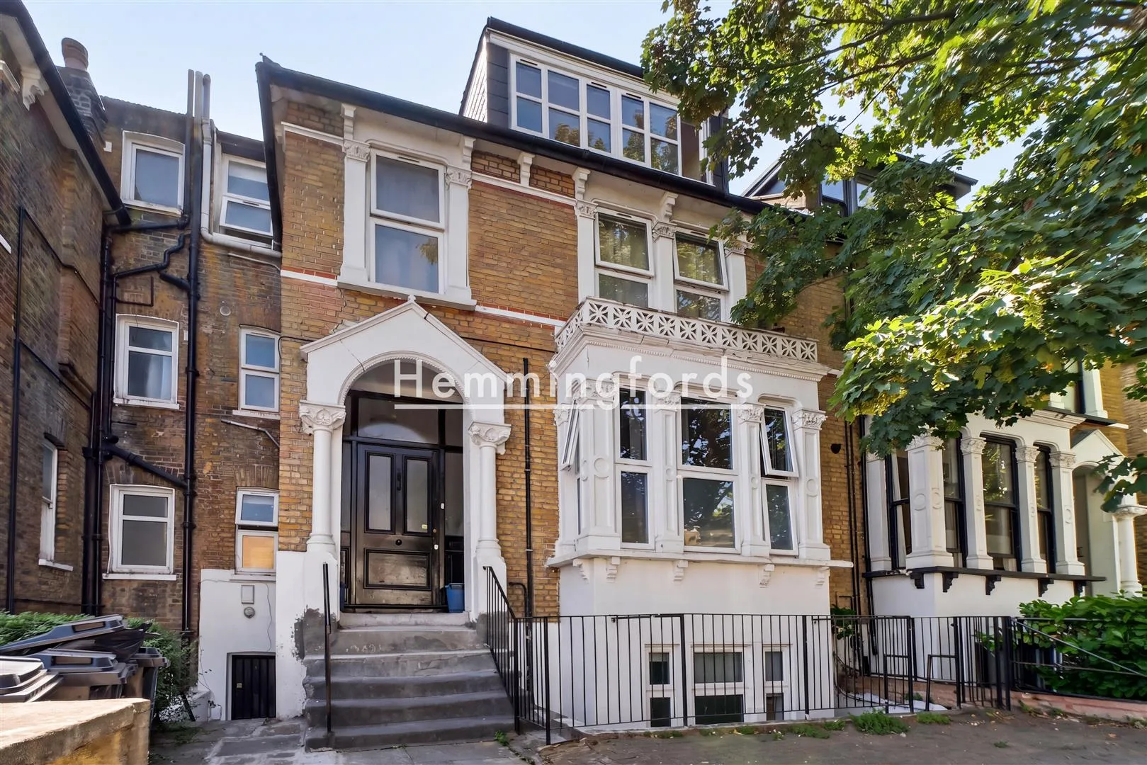 Flat Queen's Drive in Greater London