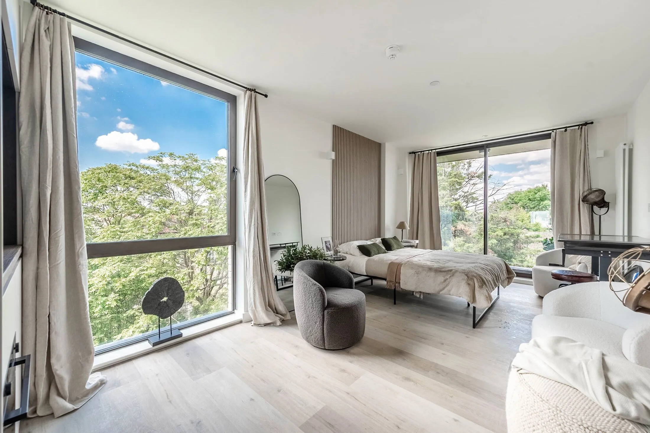 Flat Greenhill Way in Greater London