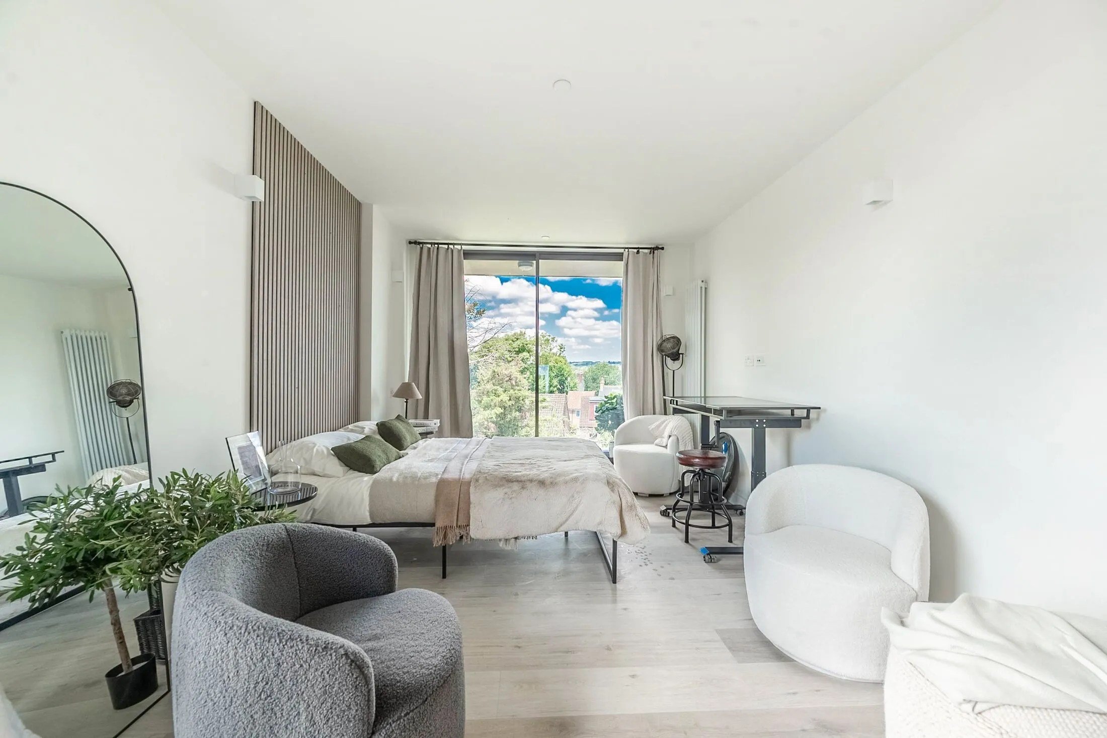 Flat Greenhill Way in Greater London