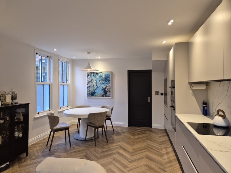 Room Wood Lane in Greater London