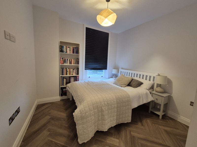 Room Wood Lane in Greater London
