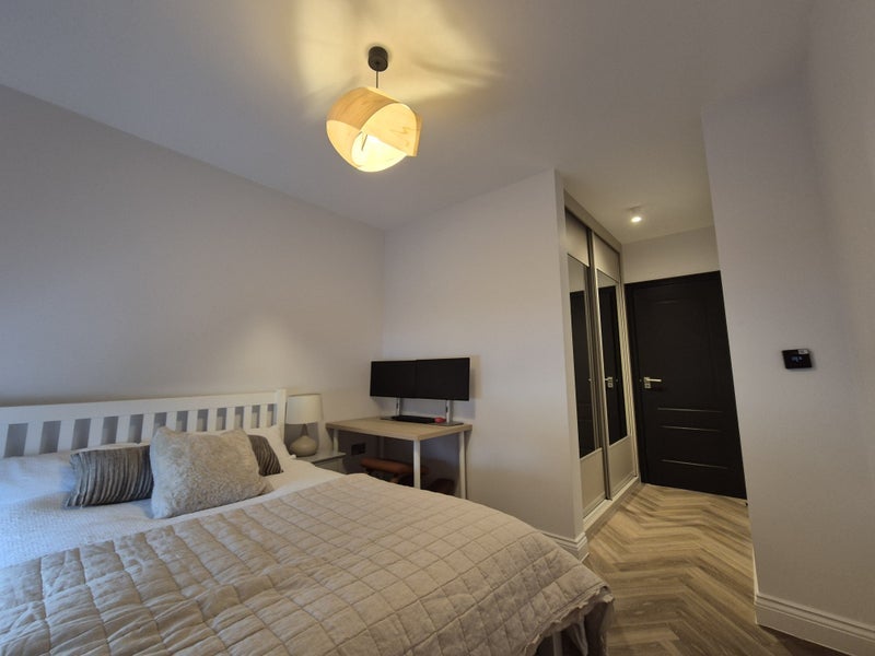 Room Wood Lane in Greater London