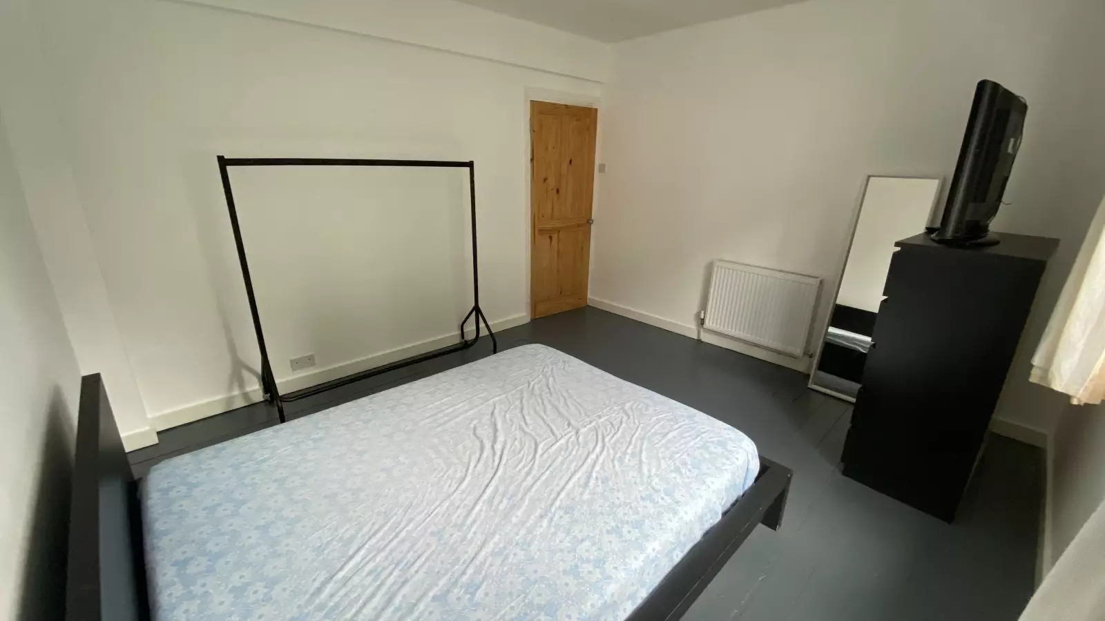 Flat Varden Street in Greater London