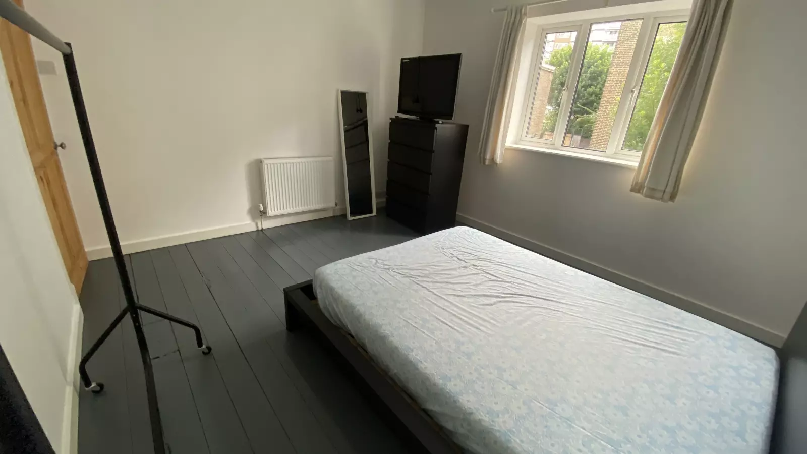 Flat Varden Street in Greater London