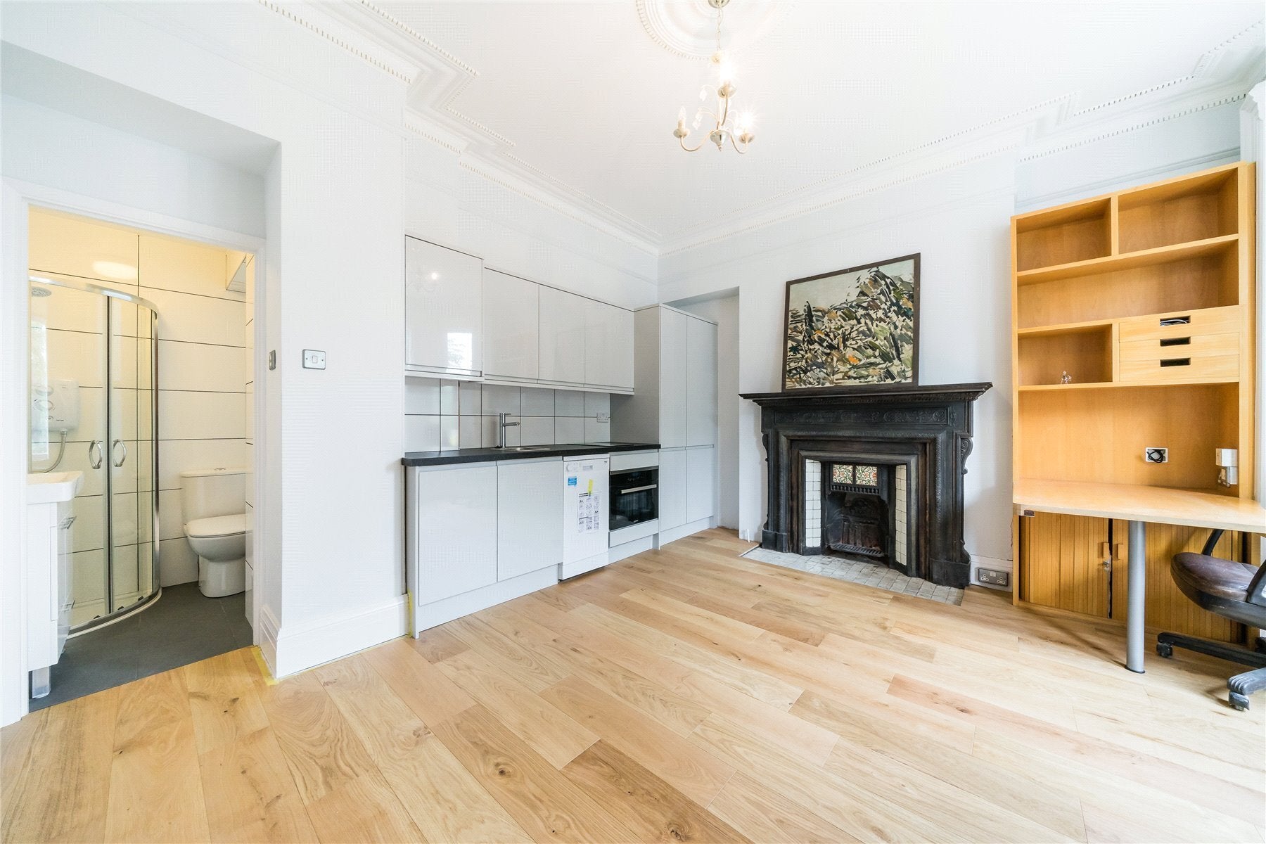 Flat Airlie Gardens in Greater London