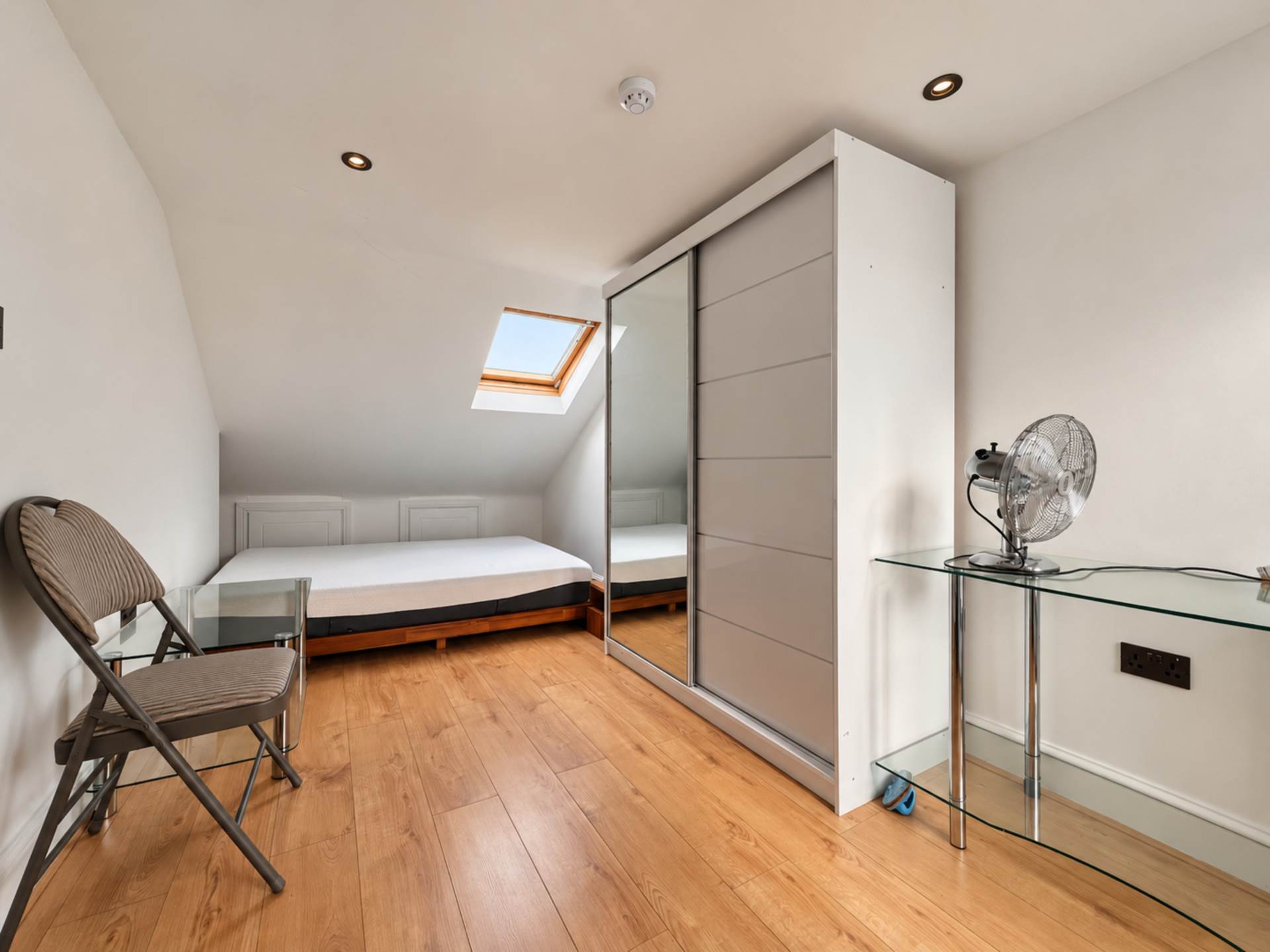 Room Byron Avenue in Greater London
