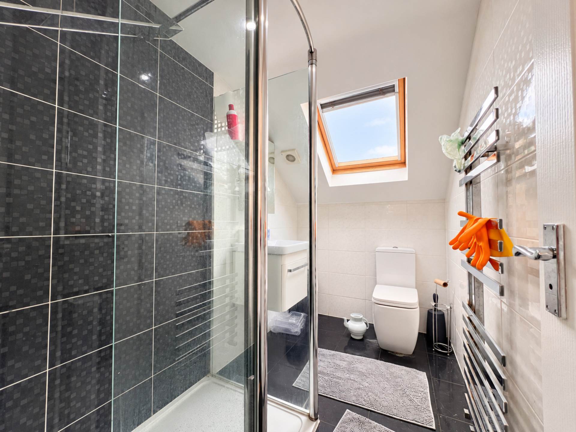 Room Byron Avenue in Greater London