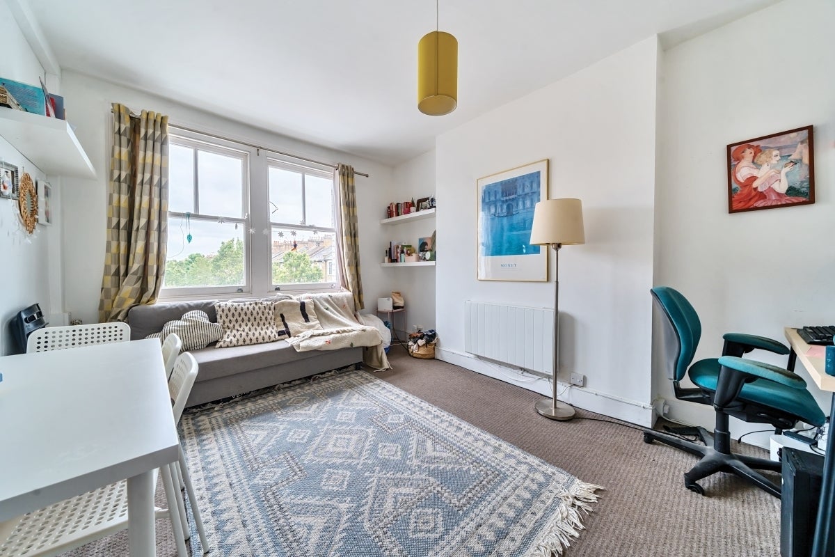 Flat Goodwin Road in Greater London