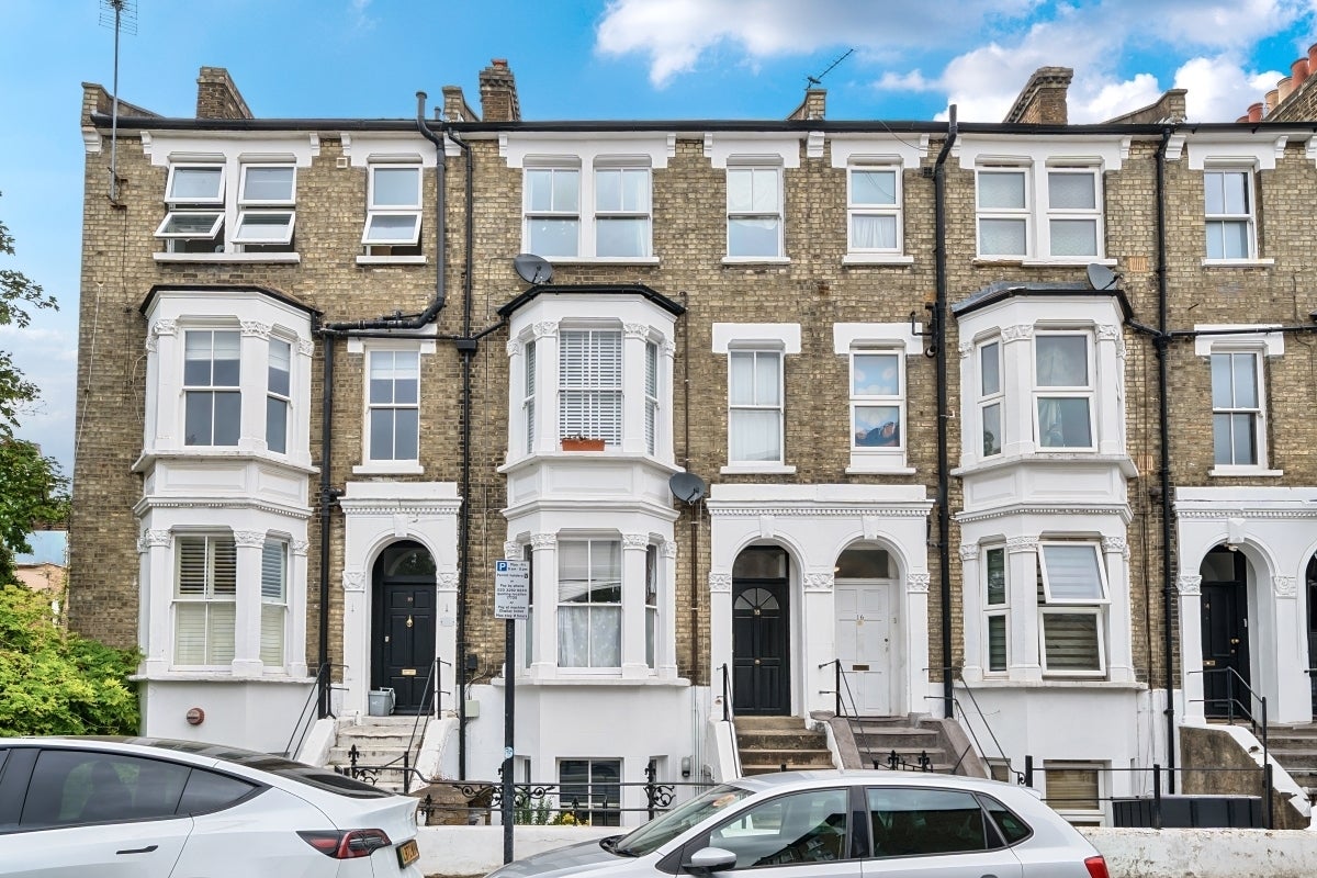 Flat Goodwin Road in Greater London