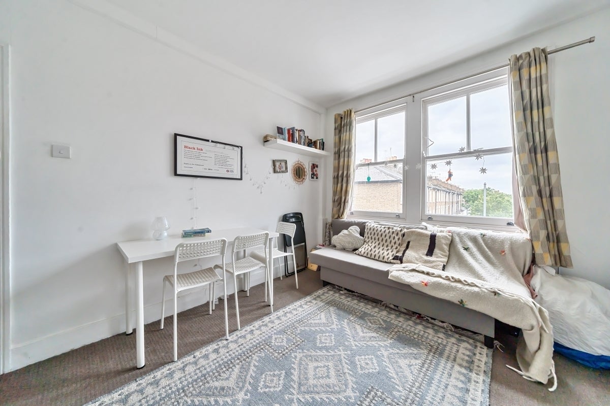 Flat Goodwin Road in Greater London