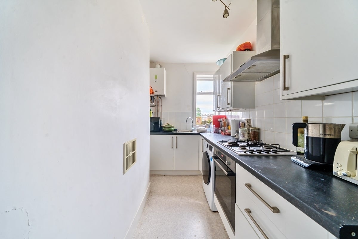 Flat Goodwin Road in Greater London