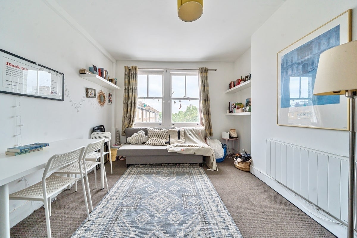 Flat Goodwin Road in Greater London
