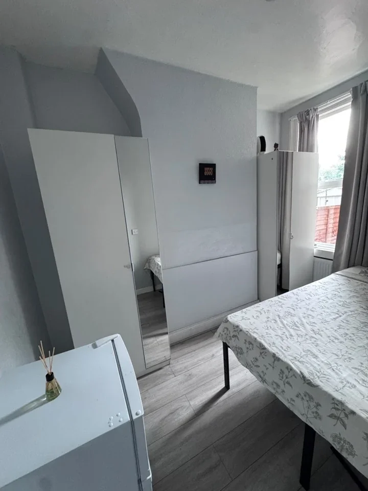 Room Seymour Avenue in Greater London
