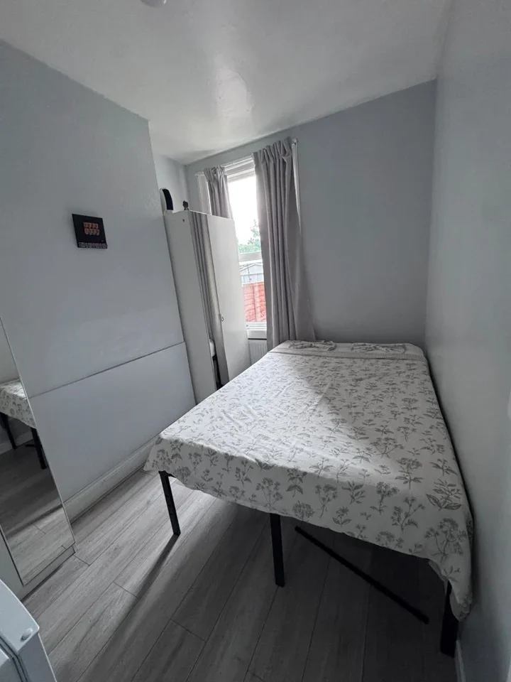 Room Seymour Avenue in Greater London
