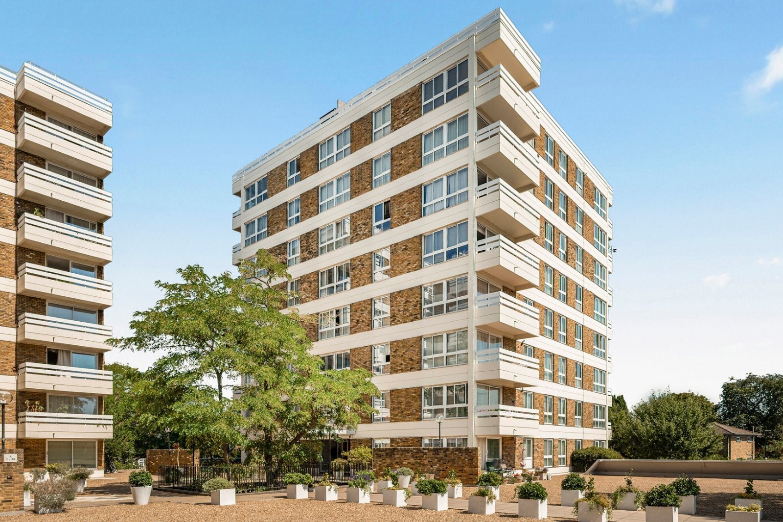 Flat Warwick Drive in Greater London