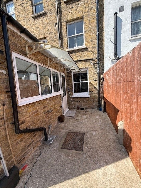 House Henshaw Street in Greater London