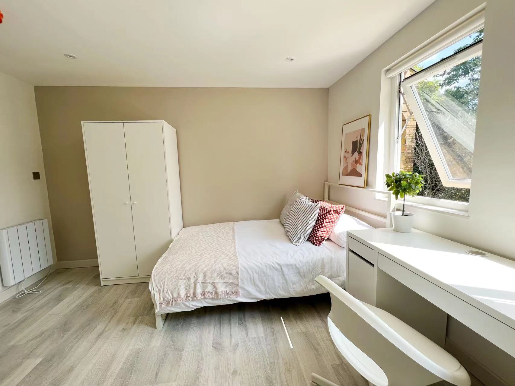 Flat Tours Passage in Greater London