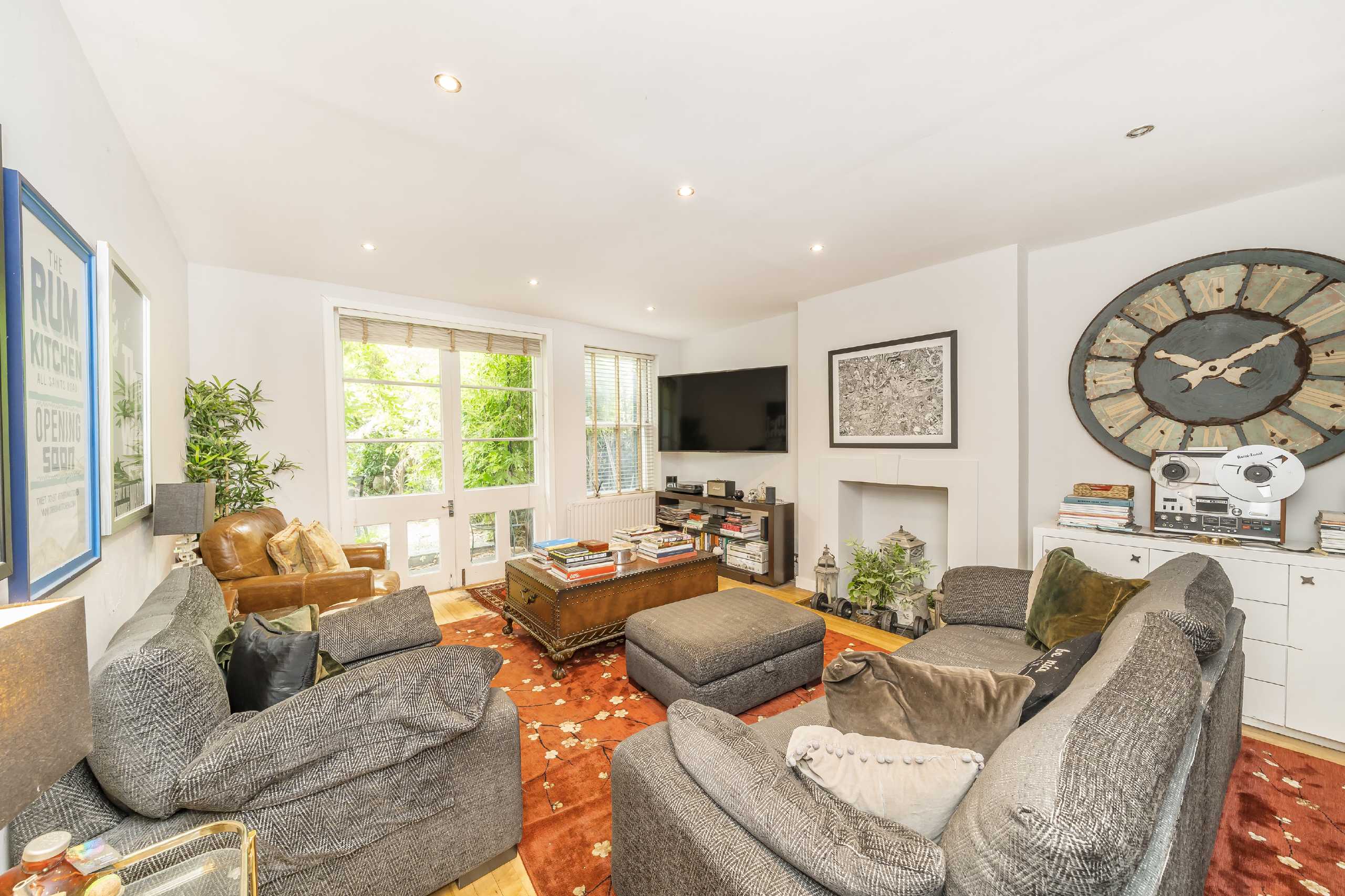 Flat Holland Road in Greater London