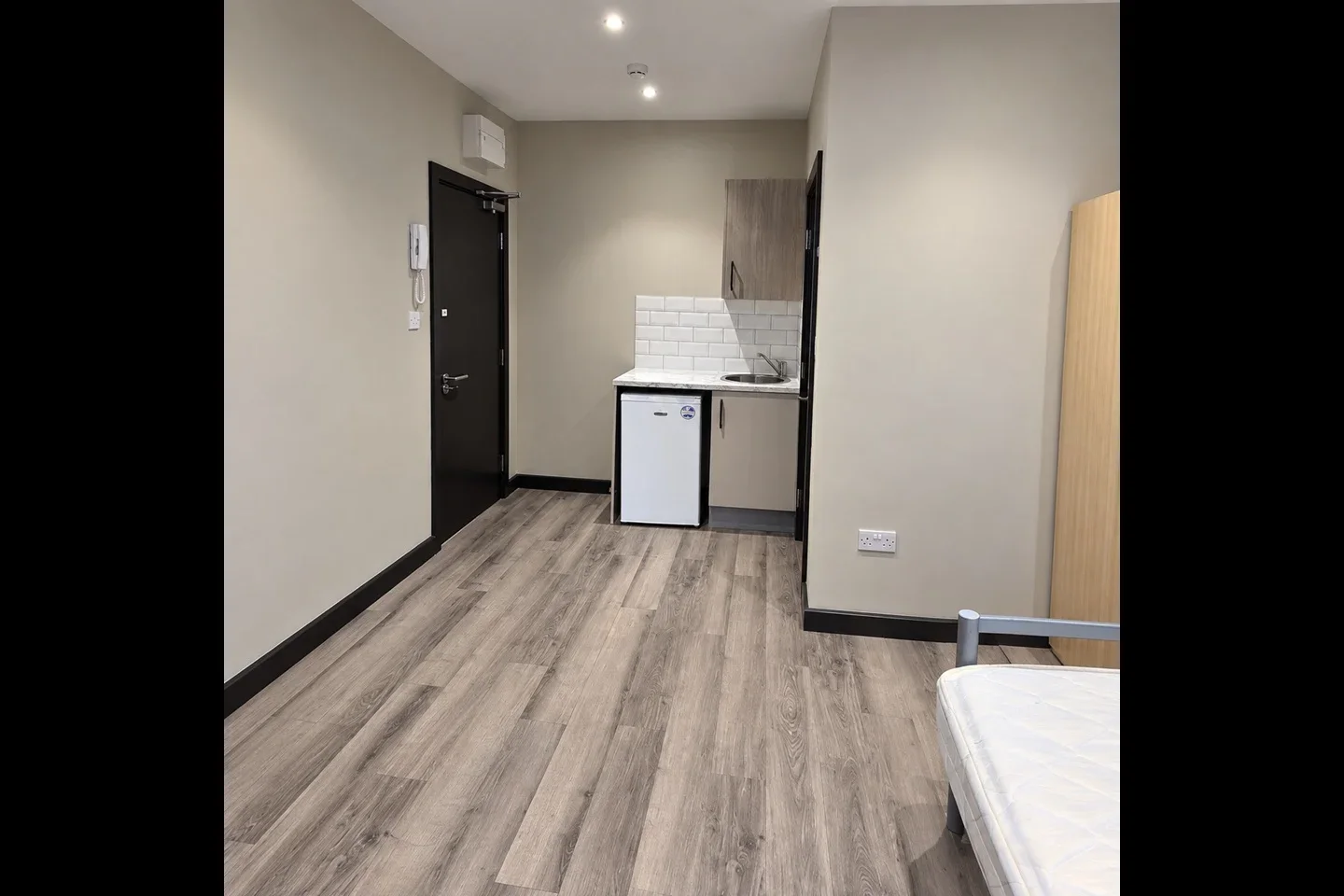 Flat Byron Road in Greater London