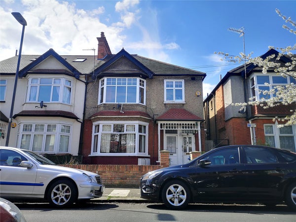 Flat Radnor Road in London